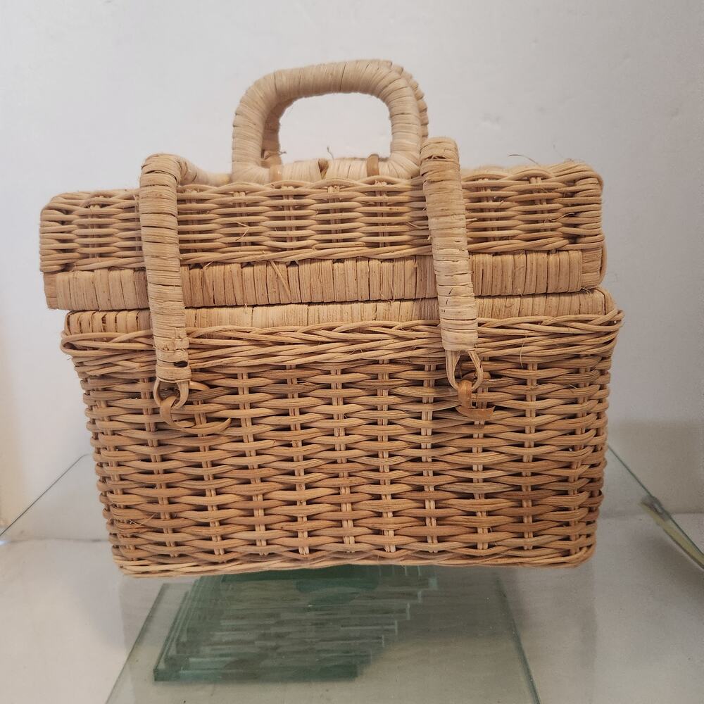 Beautiful Wicker Basket, locking lid and handles 7x8